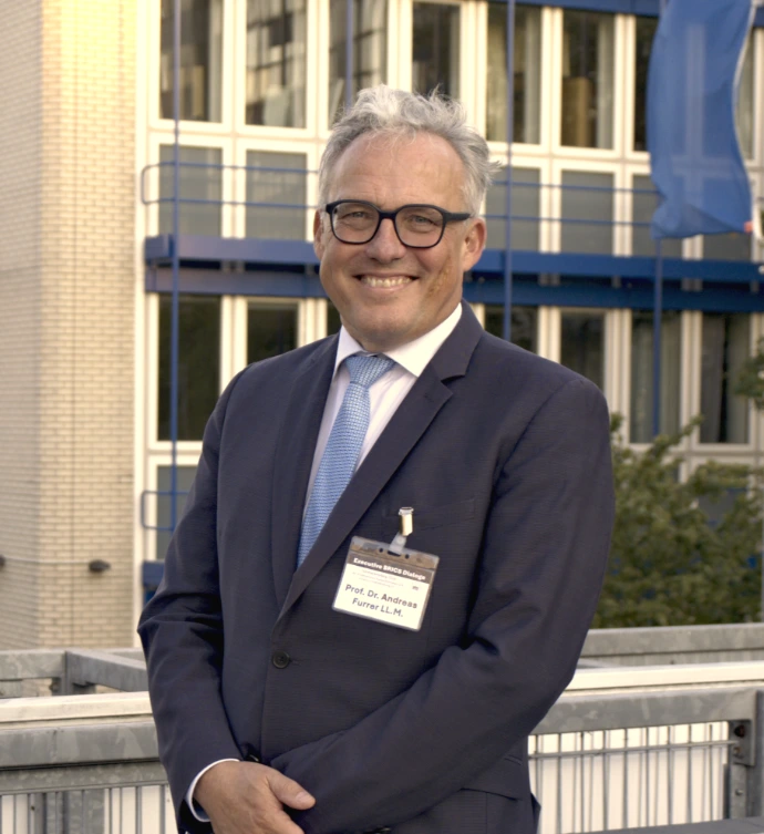 Portrait von Prof. Dr. Andres Furrer LL.M.